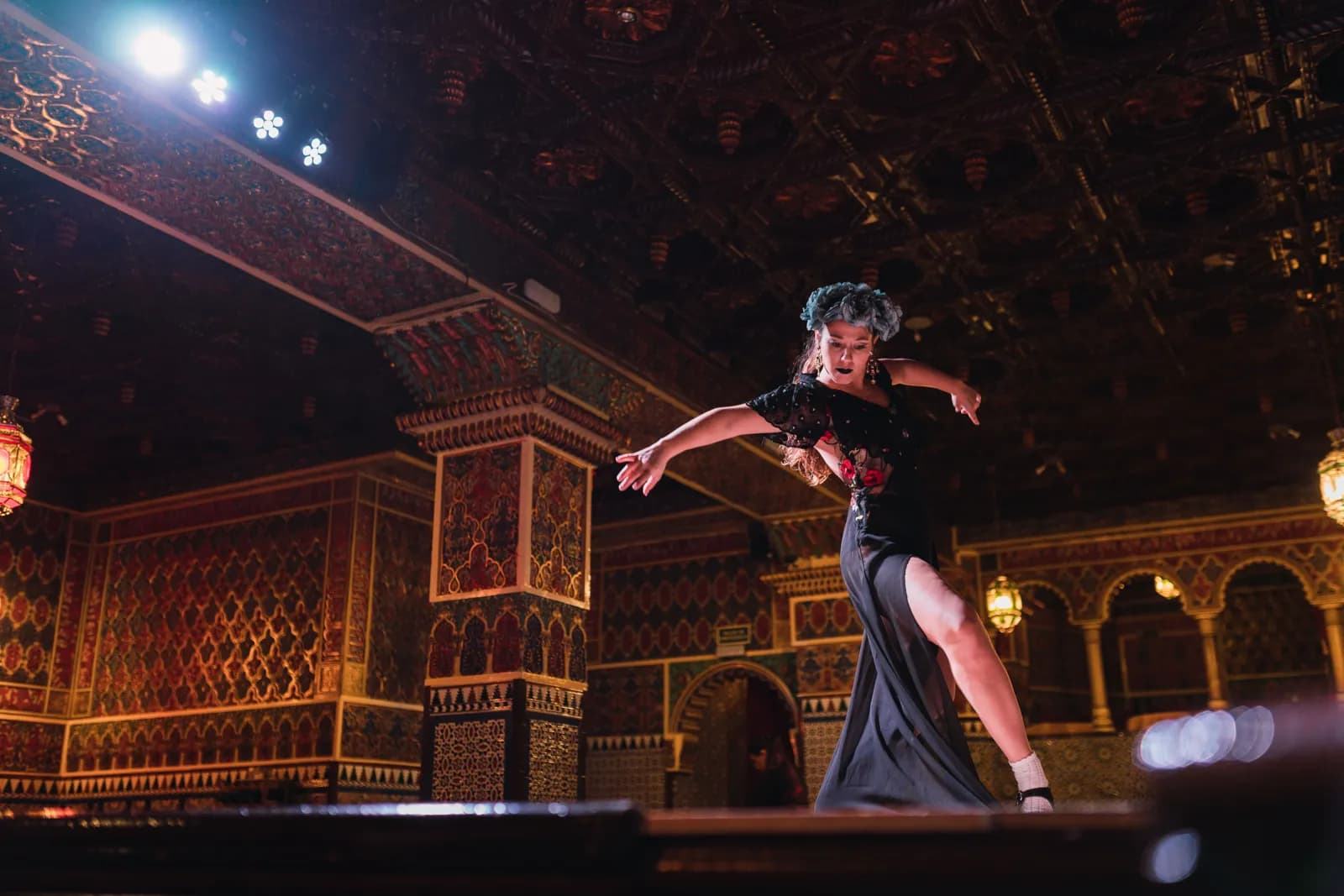 Bailaora girando bajo los focos del tablao