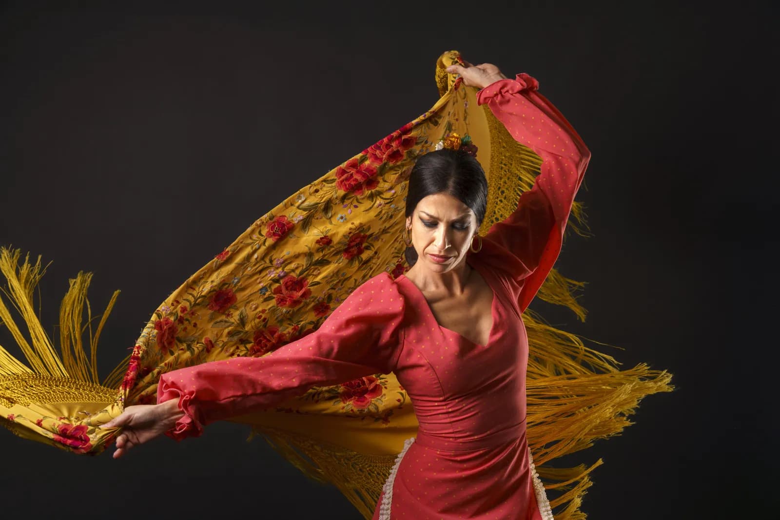 Bailaora con mantón de Manila sobre fondo negro