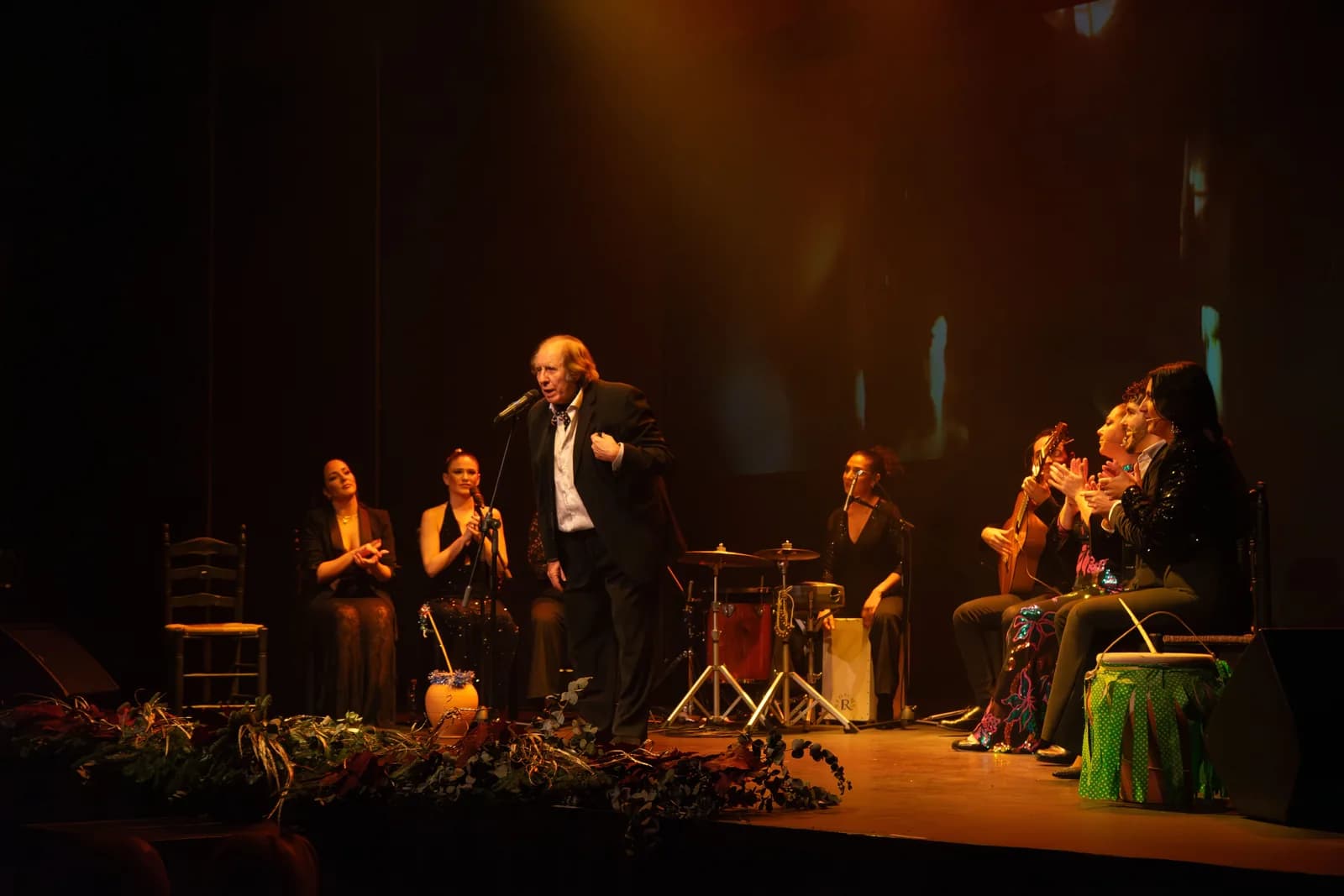 Grupo de musicos y cantaores actuando sobre el escenario de Teatro Flamenco Sevilla durante una Zambomba.