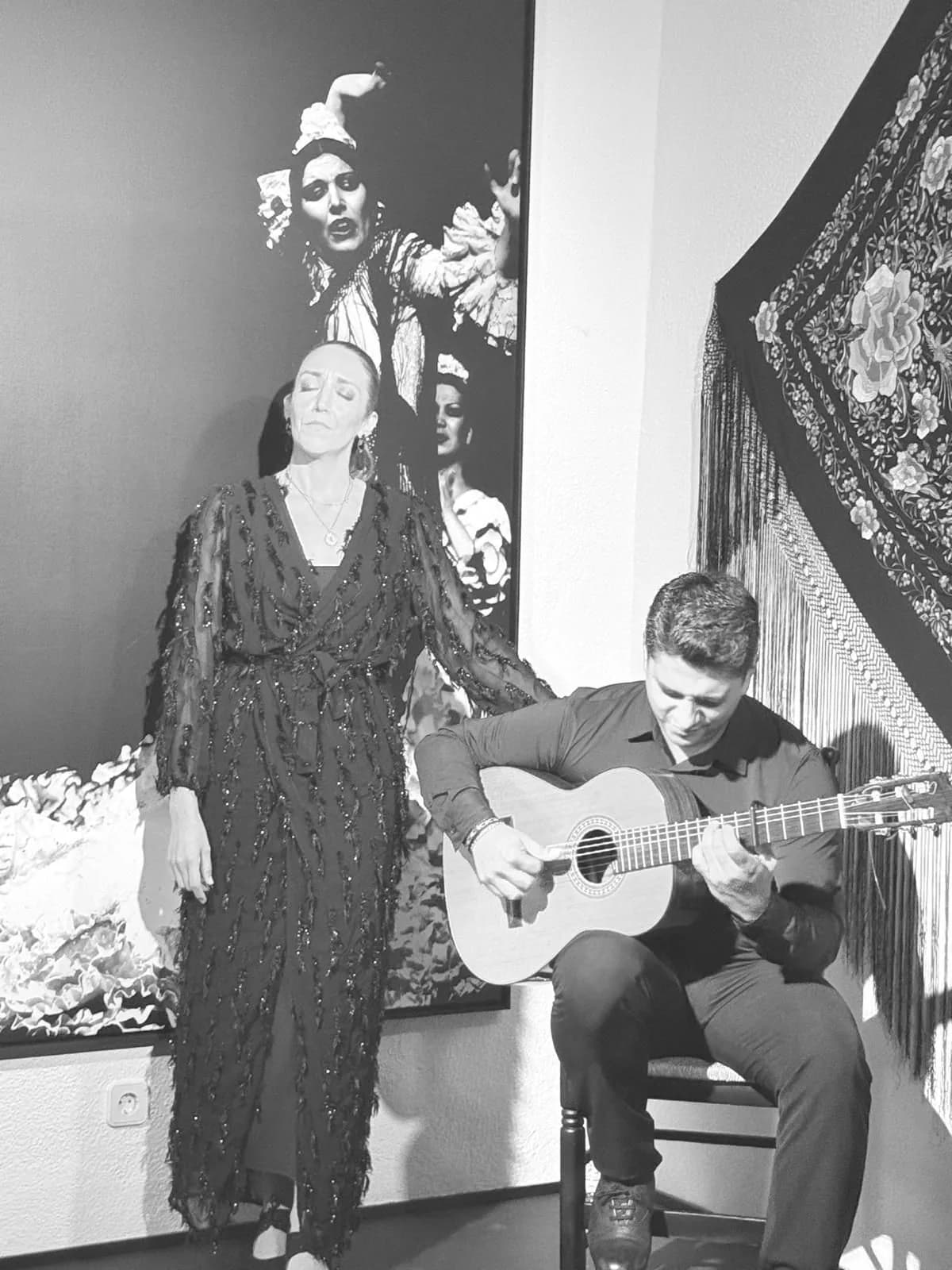 Cantaora y guitarrista actuando juntos en Casa Duende, fotografia en blanco y negro.